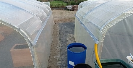 gouttière pour serre de jardin en kit prêt à poser que vous propose Jardin Fertile permet de récupérer de l'eau de pluie pour votre potager.