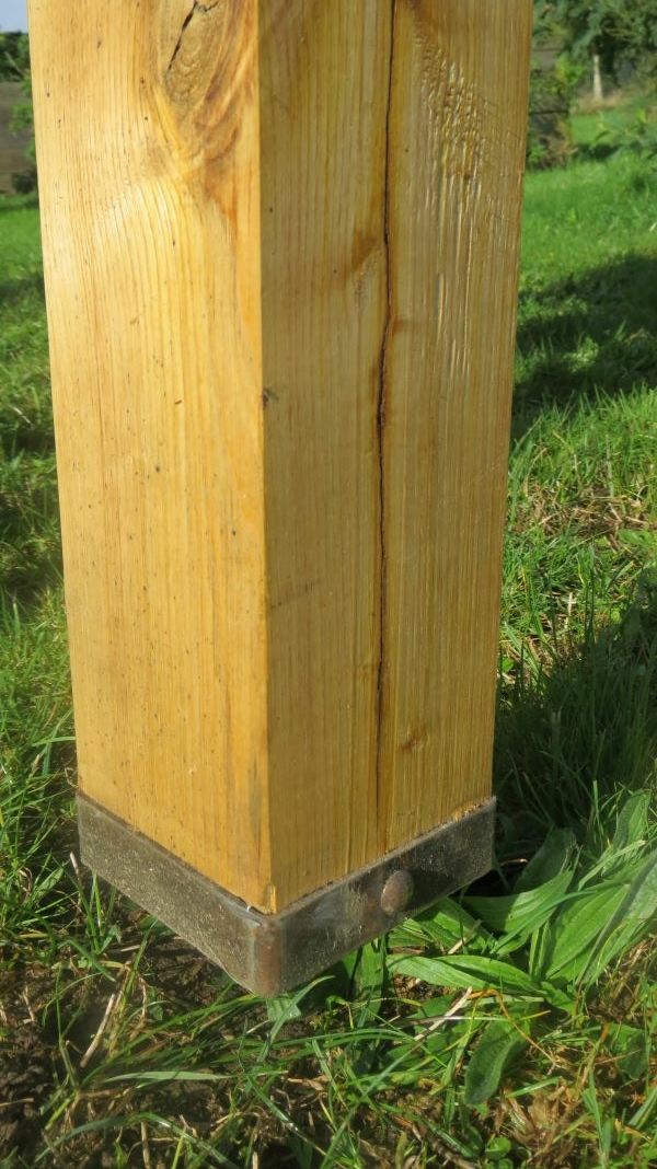 Pied en bois de châtaignier installé sur la bac potager Saint Cado de chez Jardin Fertile.